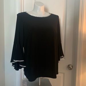 Roz & Ali 2X Black Bell Sleeve Top